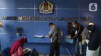 Pemohon paspor sedang mengisi data diri di kantor Imigrasi kelas 1 TPI Jakarta Timur, Jumat (11/06/2021). Pemohon yang ingin mengajukan permohonan paspor atau penggantian dibatasi 25 persen, yang harus dilakukan masih sama seperti sebelum Covid-19. (Liputan6.com/Herman Zakharia)