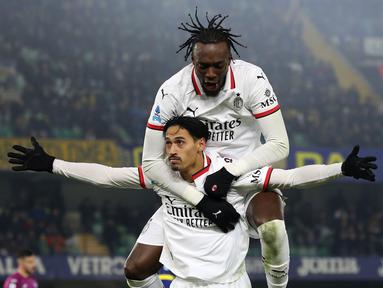 Pemain AC Milan, Tijjani Reijnders melakukan selebrasi setelah mencetak gol kemenangan untuk timnya ke gawang Hellas Verona pada laga lanjutan Liga Italia 2024/2025 di Marcantonio Bentegodi, Verona, Italia, Sabtu (21/12/2024) dini hari WIB. (AP Photo/LaPresse/Paola Garbuio)