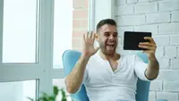7 Ciri Orang Lebih Suka Telepon Video daripada Chat Menurut Psikologi