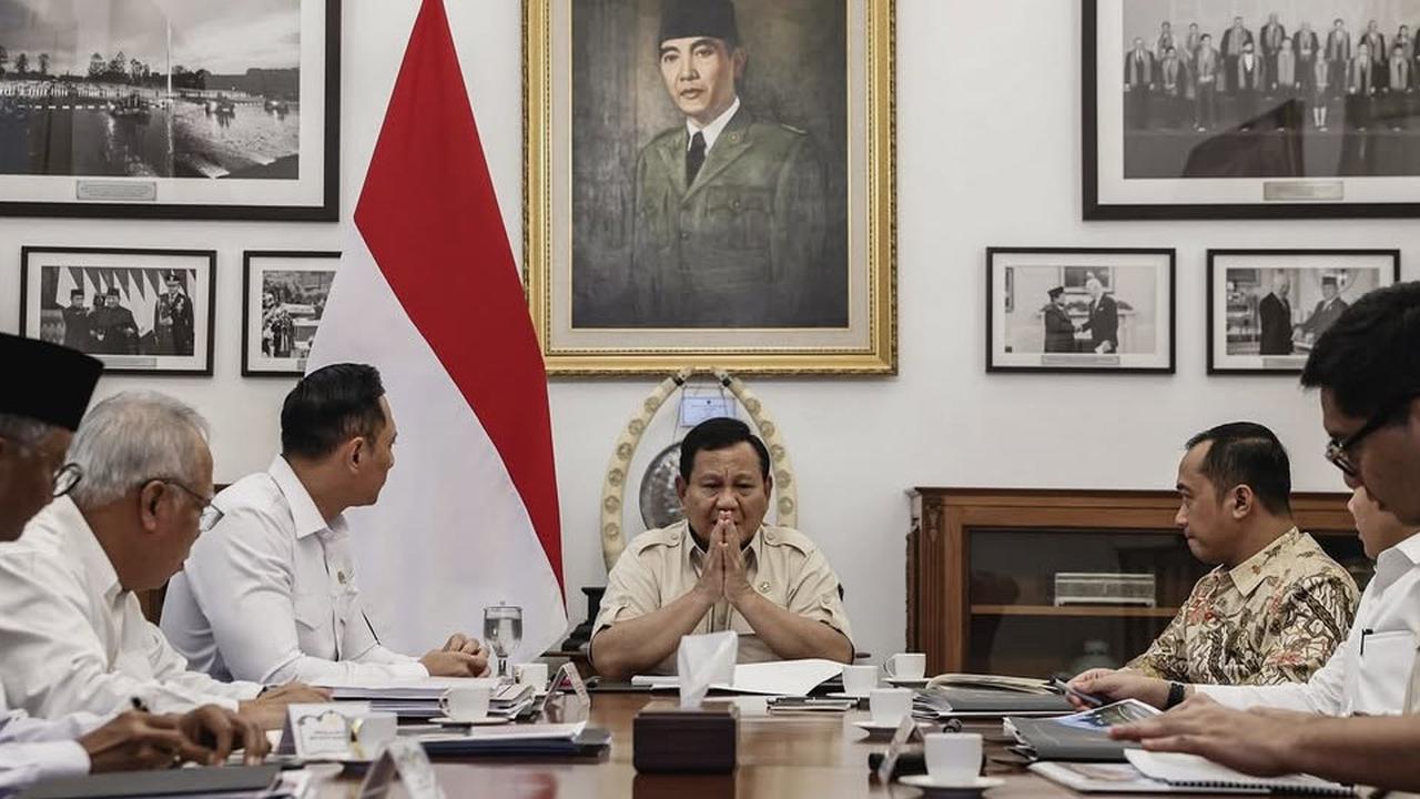 VIDEO: Prabowo Depan Gibran & Menteri di Istana "Kalau Orang Tua Bicara yang Muda Tunggu di Luar"