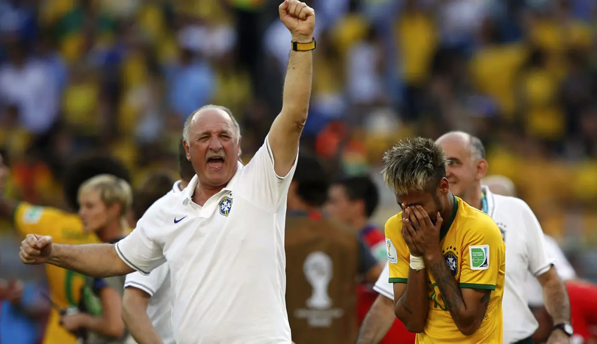 Pelatih Brasil, Luiz Felipe Scolari (kiri) bersama Neymar merayakan kemenangan atas Chile lewat adu penalti 1-1 (3-2) di babak 16 besar Piala Dunia 2014 di Stadion Mineirao, Belo Horizonte, (28/6/2014). (REUTERS/Toru Hanai)