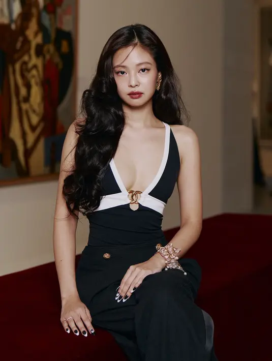 Sebagai ambassador CHANEL sejak 2017, Jennie memang dikenal piawai memadukan fashion dan jewelry dengan cara yang effortless namun tetap luxurious. Kali ini, ia tampil dalam balutan look 62 dari koleksi Cruise 2026/2027 CHANEL yang dimodifikasi menjadi lebih sleek dan modern. [@jennierubyjane].
