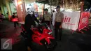 Petugas kepolisian berjaga di sekitar kawasan pendestrian Malioboro, Senin (4/4). Penjagaan dilaksanakan untuk mengantisipasi kendaraan yang parkir di kawasan pendestrian yang telah ditutup sejak hari ini. (Liputan6.com/Boy Harjanto)