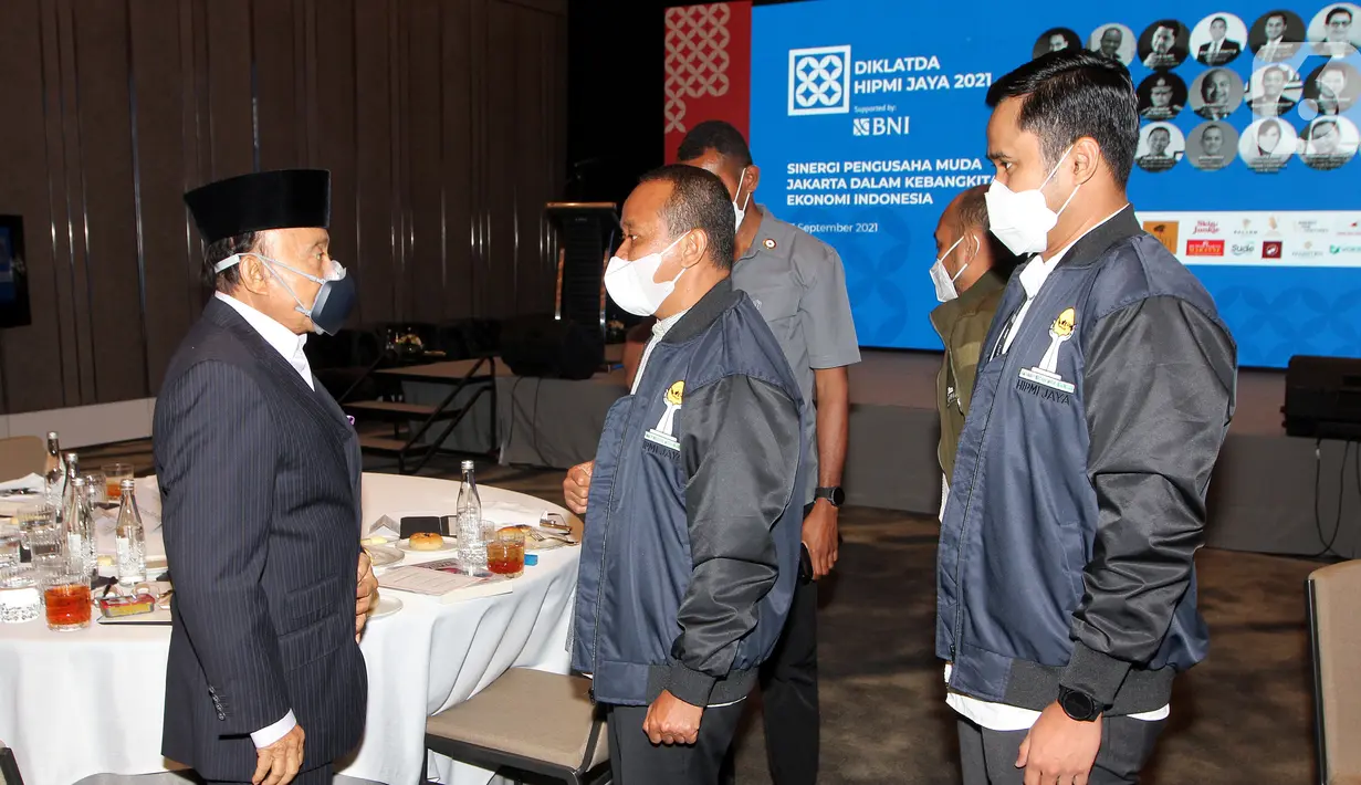 Pendiri HIPMI Abdul Latief (kiri), Menteri Investasi/Kepala BKPM Bahlil Lahadalia (tengah) dan Ketua Umum HIPMI Jaya Sona Maesana (kanan) berbincang usai pembukaan Diklatda HIPMI Jaya 2021 di Jakarta, Kamis (23/9/2021). (Liputan6.com/Fery Pradolo)
