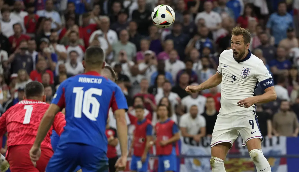 Striker Timnas Inggris, Harry Kane menanduk bola yang menghasilkan gol kedua timnya ke gawang Timnas Slovakia pada laga babak 16 besar Euro 2024 di Arena AufSchalke, Gelsenkirchen, Jerman, Minggu (30/6/2024). (AP Photo/Antonio Calanni)