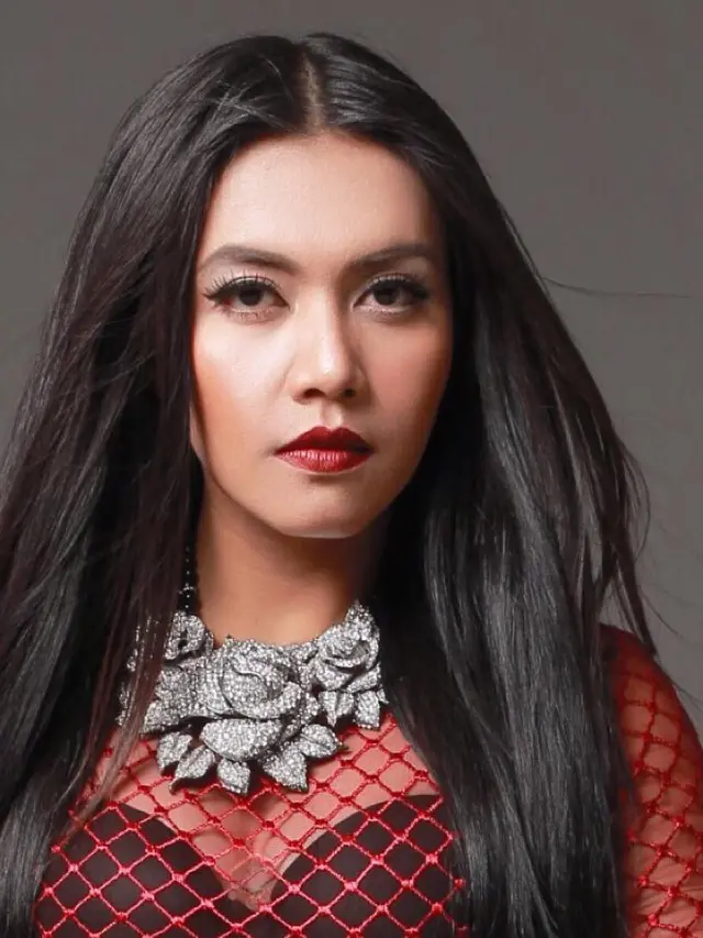 [Bintang] Seksi Bukan Main, Dandanan Denada Ini Bikin Mata Susah Kedip