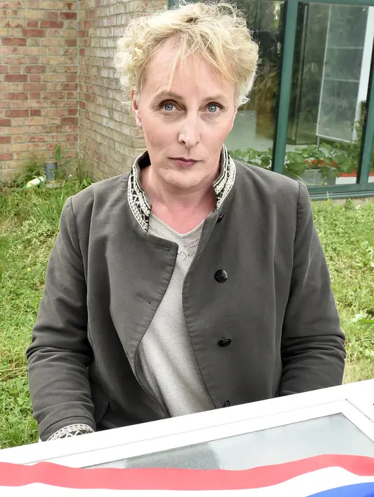 Marie Cau, transgender pertama yang terpilih sebagai wali kota di Prancis, berpose di Tilloy-lez-Marchiennes pada 24 Mei 2020. Pelantikan politisi 50 tahun itu dilaksanakan dua bulan setelah pemilu, normalnya adalah lima hari, dikarenakan wabah virus corona. (FRANCOIS LO PRESTI/AFP)