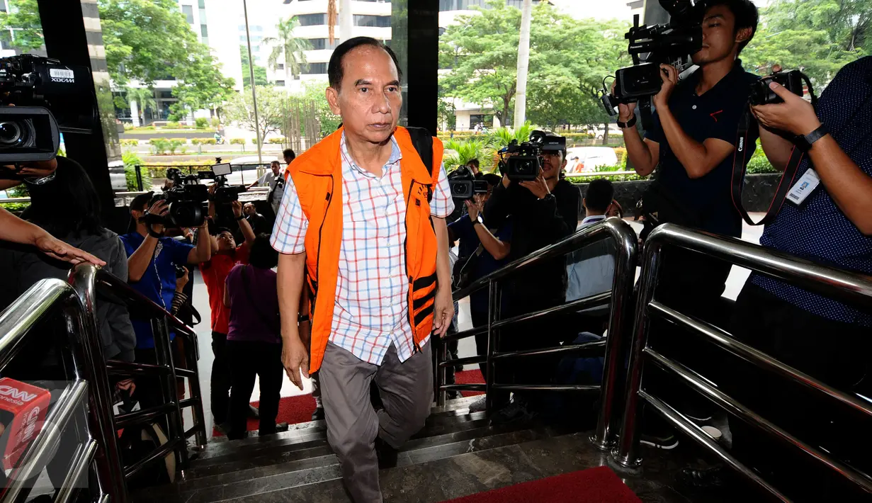 Mantan Walikota Cimahi M Itoc Tochija memasuki geung KPK untuk menjalani pemeriksaan lanjutan, Jakarta, Senin (30/1). Itoc Tochijah diduga menerima suap dari pengusaha TDB dan HSG pada 1 Desember 2016 lalu. (Liputan6.com/Helmi Fithriansyah)