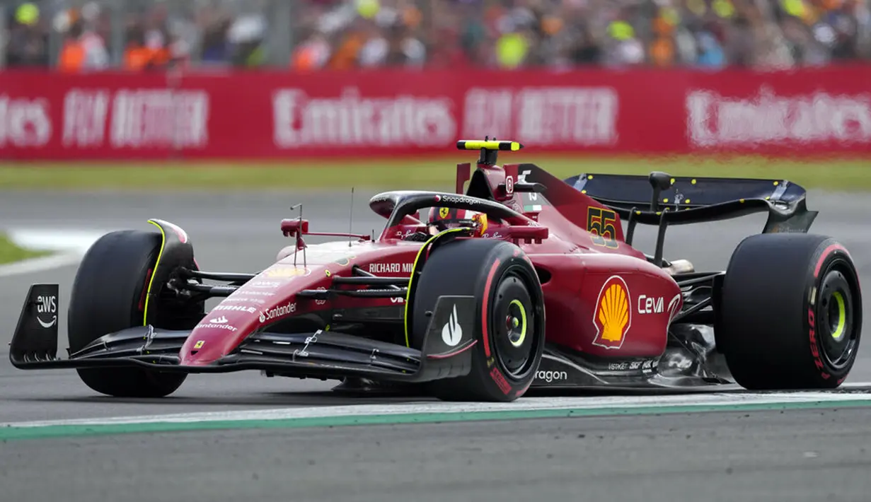 Pembalap Ferrari Carlos Sainz mengemudikan mobilnya saat balapan F1 GP Inggris 2022 di Sirkuit Silverstone, Silverstone, Inggris, 3 Juli 2022. F1 GP Inggris 2022 dimenangkan oleh Carlos Sainz, selanjutnya diikuti Sergio Perez dan Lewis Hamilton. (AP Photo/Frank Augstein)
