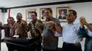Plt Ketua KPK Taufiquerachman Ruki (ketiga kiri), Ketua DPD RI Irman Gusman (tengah), Ketua Komite II DPD RI Parlindungan Purba (kedua kanan) seusai konferensi pers di Komplek Parlemen Senayan, Jakarta, Jumat (27/3/2015). (Liputan6.com/Andrian M Tunay)