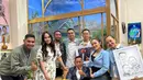 <p>Tukul Arwana brpose bersama Vega Darwanti, partnernya di program talk show. Dalam foto itu juga ada Mpok Alpa, Raffi Ahmad, hingga Zhovan anak Tukul.&nbsp;(Foto: Instagram/ raffinagita1717)</p>