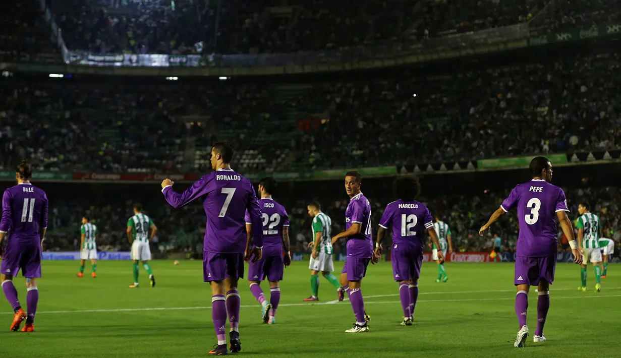 Para pemain Real Madrid merayakan keberhasilan menaklukkan Real Betis pada laga La Liga di Stadion Benito Vilamarin, Seville, Minggu (15/10/2016). Madrid menang 6-1 atas Betis. (Reuters/Marcelo Del Pozo)