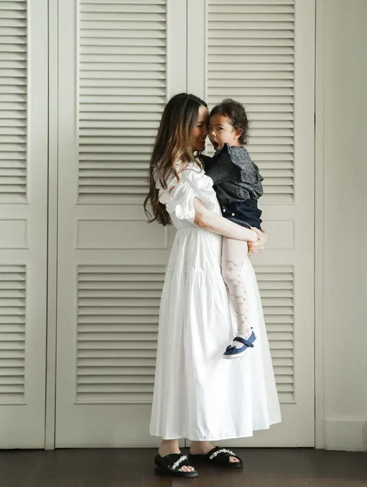 "Ya saya juga jadi penasaran dan belajar dari temannya anak-anak juga, saya kan kurang ngerti pas baru banget dan saya main TikTok pas awal pandemi. Saya banyak waktunya juga jadi bikin sendiri sekarang," kata Cathy Sharon. (Instagram/cathysharon)