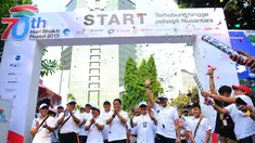 Acara Fun Walk memperingati ke-70 Hari Bakti Postel yang diselenggarakan Kemkominfo, Jakarta, Minggu (8/11/2015). Acara ini digelar untuk mengenang jasa para pahlawan telekomunikasi Indonesia. (Liputan6.com/Faisal R Syam) 
