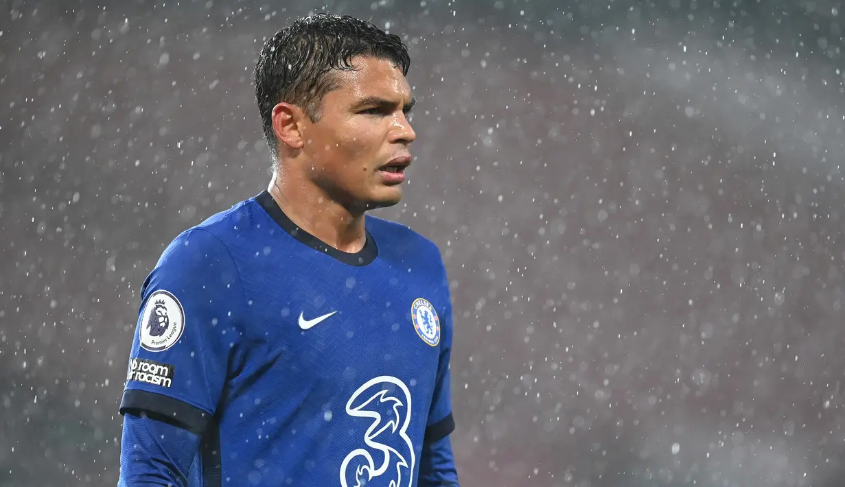 5. Thiago Silva (36 tahun) - Pemain asal Brasil ini menjadi rekrutan anyar Chelsea pada bursa transfer musim ini. Chelsea mendatangkan Silva dengan harapan bisa menjadi solusi kelemahan lini pertahanan The Blues. (AFP/Michael Regan/pool)