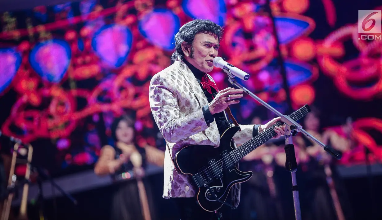 Pedangdut Rhoma Irama saat tampil dalam acara Indonesian Dangdut Awards 2018 di Studio 5 Indosiar, Jakarta, Jumat (12/10). Rhoma Irama membawakan lagu Euphoria dan Musik. (Liputan6.com/Faizal Fanani)