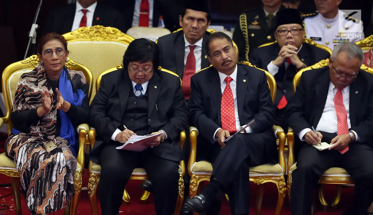 Menteri Kelautan dan Perikanan Susi Pudjiastuti, Menteri LHK Siti Nurbaya Bakar, Menteri Pariwisata Arief Yahya bersama Menteri PUPR Basuki Hadimuljono menghadiri Sidang Tahunan MPR di kompleks Parlemen, Jakarta, Rabu (16/8). (Liputan6.com/Johan Tallo) 