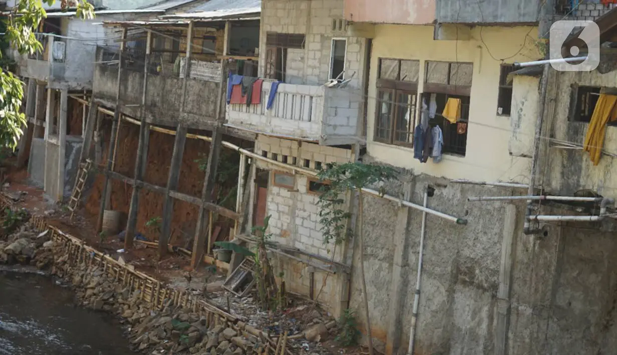 Bangunan rumah warga berdiri di sepanjang bantaran Kali Cijantung di Jakarta Timur, Selasa (20/11/2019). Meskipun berbahaya, namun sebagian warga nekat mendirikan bangunan di bantaran kali yang dapat longsor sewaktu-waktu tersebut. (Liputan6.com/Immanuel Antonius)