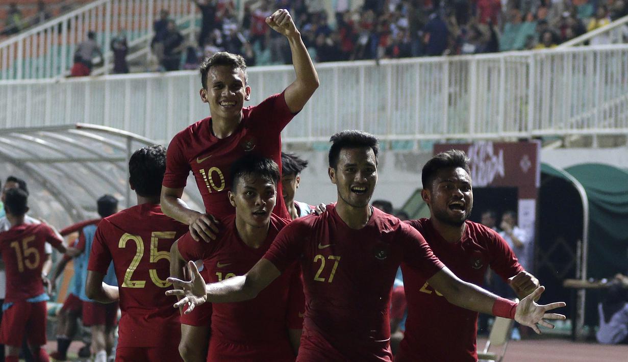 Pemain Timnas Indonesia U-22 merayakan gol yang dicetak Egy Maulana Vikri ke gawang Timnas Iran U-23 pada laga uji coba internasional di Stadion Pakansari, Bogor, Sabtu (16/11). Indonesia menang 2-1 atas Iran. (Bola.com/Yoppy Renato)