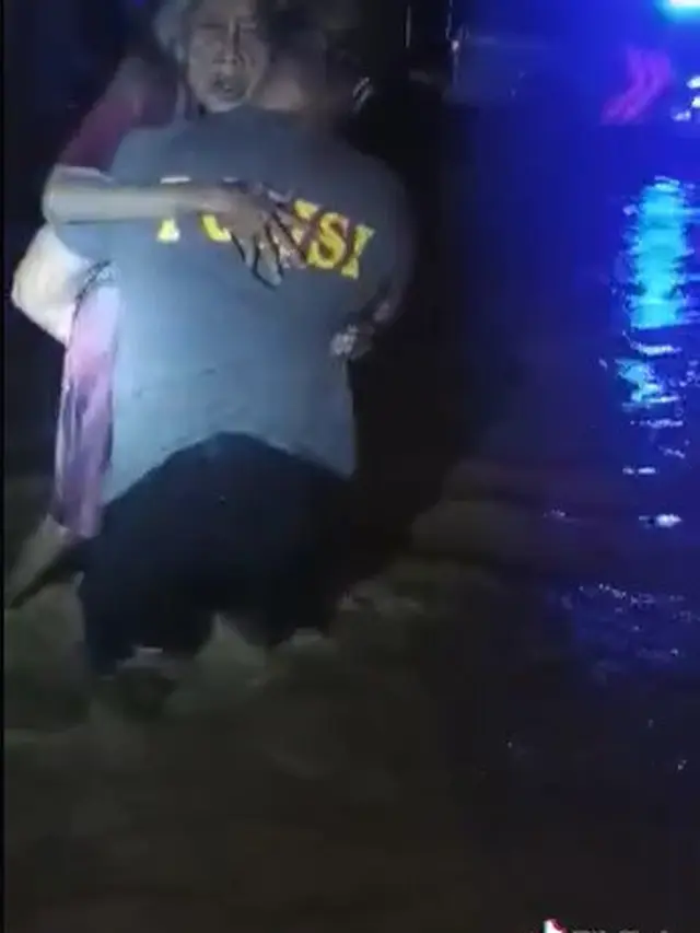 polisi selamatkan nenek yang terjebak banjir