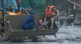 Tim penyelamat menggunakan alat berat untuk membawa korban banjir bandang ke tempat aman di sepanjang Sungai Trishuli di distrik Nuwakot, Nepal, Rabu, 26 Agustus 2026. (Foto AP/Niranjan Shrestha)