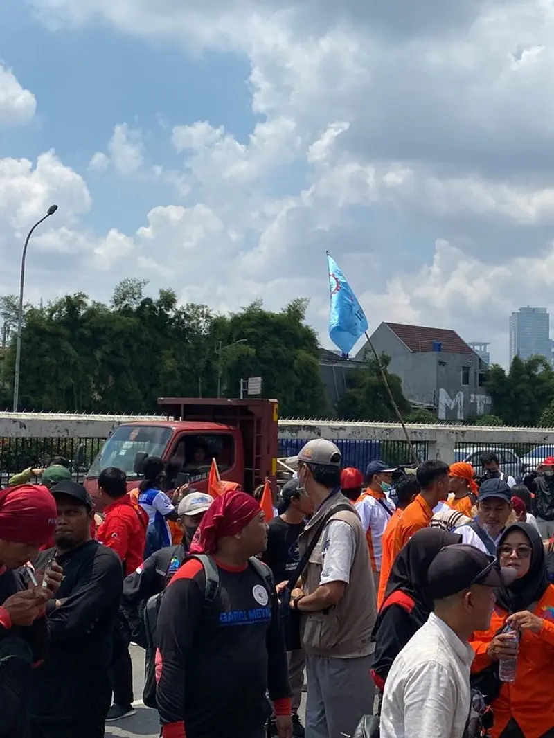 Suasana demo BBM oleh buruh di depan Gedung DPR, Selasa (6/9/2022). (Liputan6.com/Achmad Hafidz)