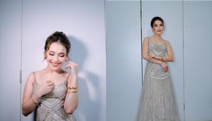 Potret Gelang Emas Ayu Ting Ting Saat Duet Bareng Nancy Ajram, Tampil Berkilau Bak Diva Internasional di Jakarta (sumber: Instagram/ayutingting92/mom_ayting92)