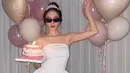 Penampilannya ini membawa ingatan pada transformasi karakter Mia Thermopolis di film Princess Diaries, di mana keanggunan dan kekuatan karakter seorang wanita modern digambarkan melalui siluet busana klasik namun tetap kontemporer. [@jessica.syj].