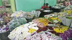 Pedagang menunggu pembeli di Pasar Rawa Belong Jakarta, Selasa (25/7/2019). Dinas KPKP DKI berencana merevitalisasi Pasar Bunga Rawa Belong dan merelokasi 600 pedagang di pasar itu ke Pasar Semanan Kalideres dan Pasar Klender Duren Sawit, selama proses pembangunan. (Liputan6.com/Herman Zakharia)