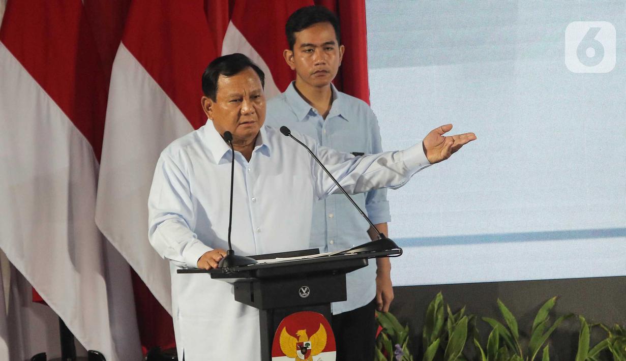 Capres-Cawapres nomor urut 2 Prabowo Subianto (kiri) dan Gibran Rakabuming Raka menyampaikan paparan Penguatan Anti Korupsi untuk Penyelenggara Negara Berintegritas (Paku Integritas) di Gedung Merah Putih KPK, Jakarta, Rabu (17/1/2024). (Liputan6.com/Angga Yuniar)