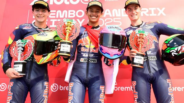 Veda Ega Pratama (Tengah)