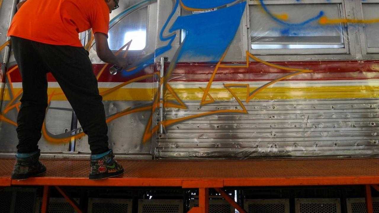Gerbong KRL Commuter Line itu dihiasi lukisan mural karya sepuluh seniman mural dan grafiti terbaik dari seluruh Indonesia. Kegiatan ini sebagai bagian dari rangkaian perayaan Hari Ulang Tahun (HUT) KAI Commuter yang ke-16. Foto: merdeka.com / Arie Basuk