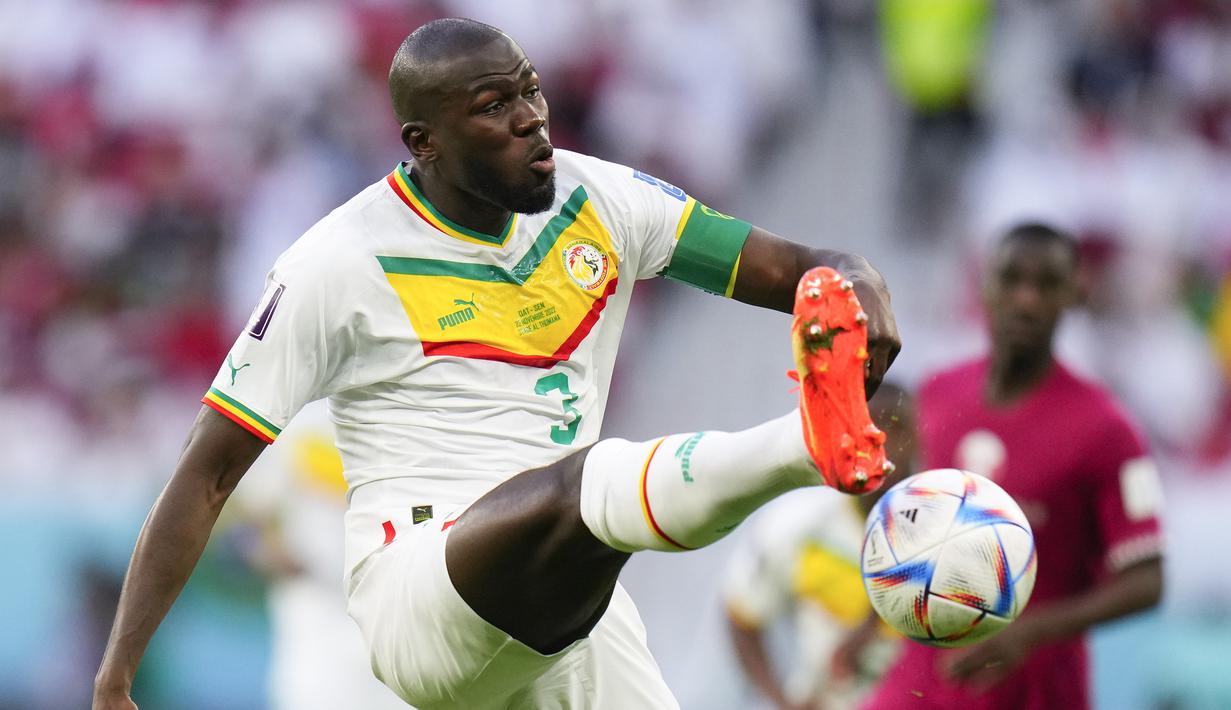 Kalidou Koulibaly. Bek tengah Timnas Senegal berusia 31 tahun milik Chelsea ini menjadi pemain Afrika dengan nilai pasar tertinggi ketiga di Piala Dunia 2022. Saat ini ia memiliki nilai pasar sebesar 35 juta euro atau setara Rp570 miliar. Ia telah bermain dalam dua laga di fase grup Piala Dunia 2022 dan membawa Senegal sementara menempati peringkat ketiga di Grup A di bawah Belanda dan Ekuador dengan koleksi 3 poin hasil sekali menang dan sekali kalah. (AP/Petr David Josek)