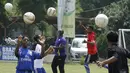 Para pemain SSB Tulehu Putra saat mengikuti pelatihan bersama mantan pelatih Indonesia, Jacksen F. Tiago di Brazilian Soccer School, Bekasi, Kamis (7/12/2017). Sebanyak 13 anak Maluku ikut pelatihan Liga Remaja UC News. (Bola.com/M Iqbal Ichsan)