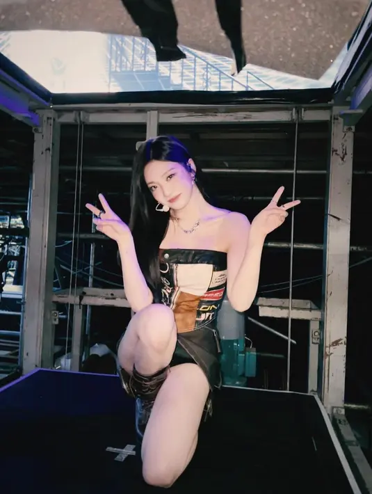 Makin susah bikin move on, Ningning juga tampak stunning dengan outfitnya. aespa berterima kasih pada fans yang sudah seru-seruan di GBK bersama. [Instagram/aespa_official]