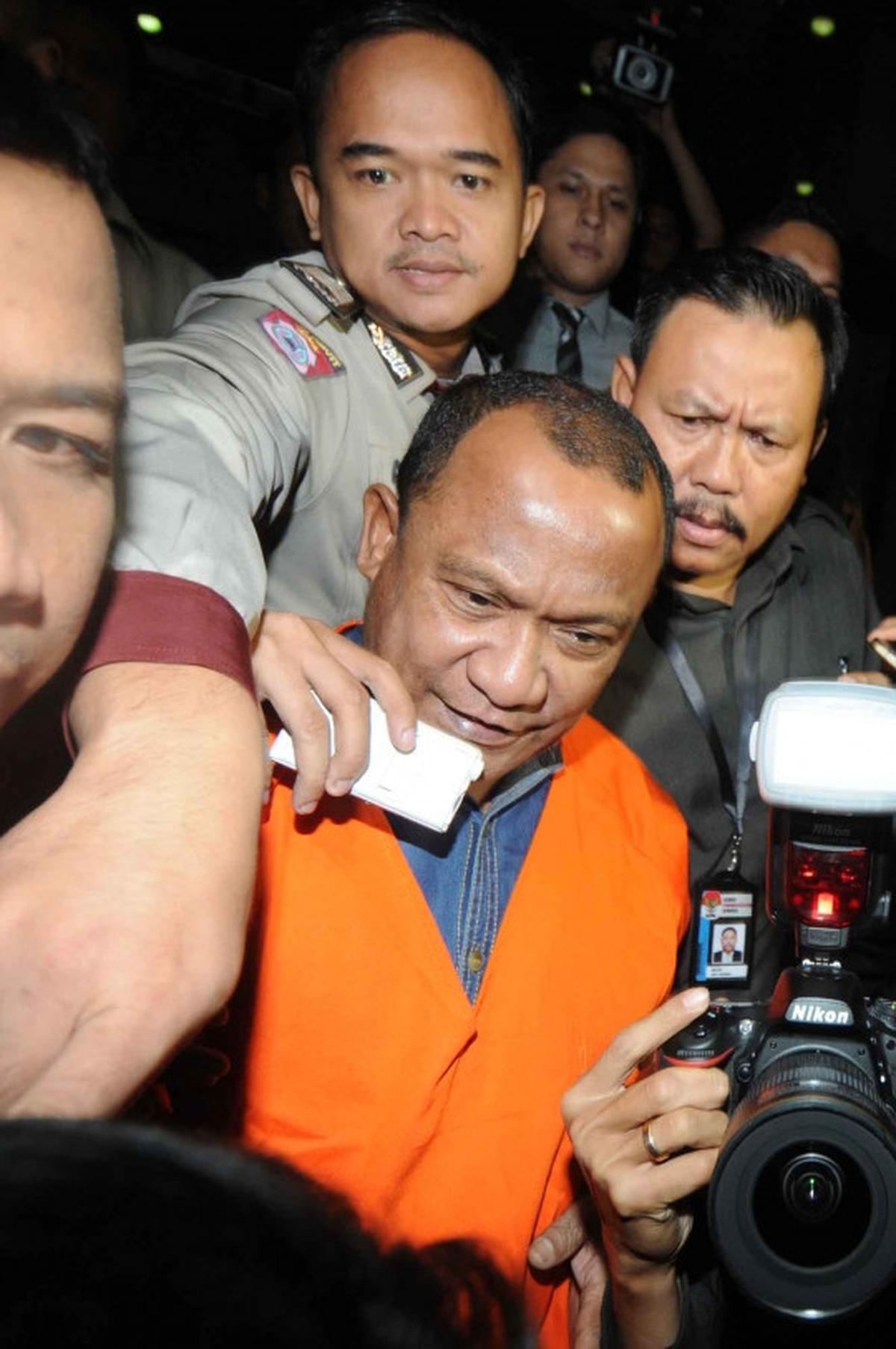 Resmi ditahan, tersangka Bupati Morontai bungkam seribu bahasa