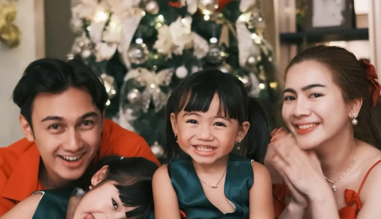 Felicya Angelista merayakan Natal bersama suaminya Caesar Hito kompak pakai baju merah dan kedua putrinya yang mengenakan baju hijau. [@felicyangelista_]