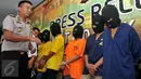 Sejumlah tersangka dihadirkan dalam pengungkapan kasus narkoba di Polres Jakarta Utara, Senin (15/2). Satuan narkoba Polres Jakarta Utara berhasil mengungkap 27 kasus dengan 33 tersangka selama bulan Januari 2016. (Liputan6.com/Gempur M Surya)