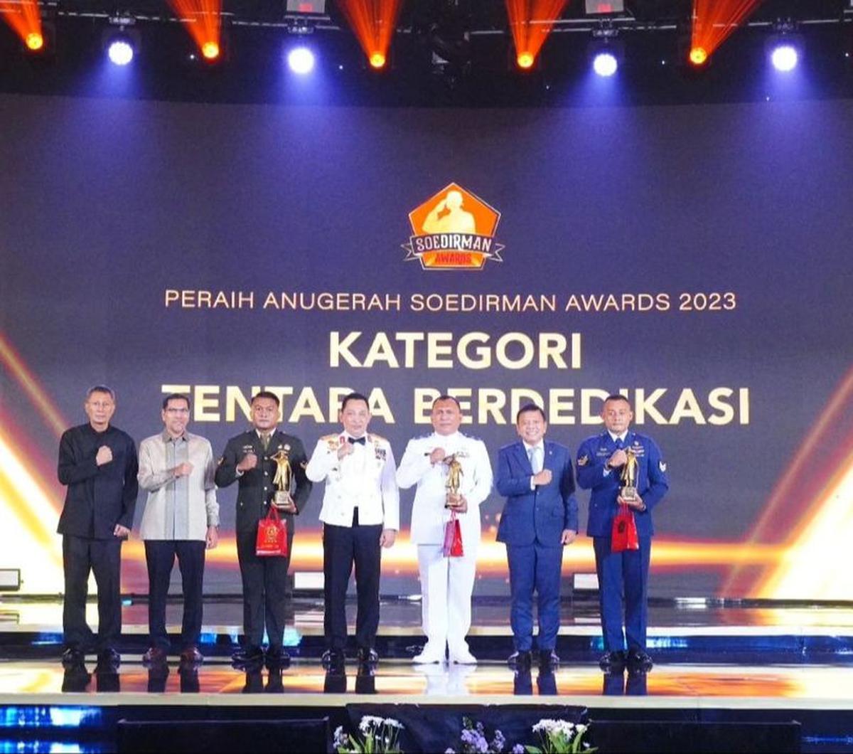 "Mudah-mudahan ini menjadi motivasi lagi untuk lebih banyak kita berbuat untuk masyarakat Indonesia," ujar Pangkostrad Letjen TNI Maruli Simanjuntak usai menghadiri Soedirman Awards 2023.<br>