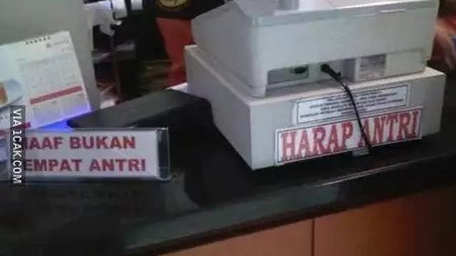 6 Tulisan Nyeleneh di Meja Kasir Ini Bikin Pembeli Tepuk Jidat
