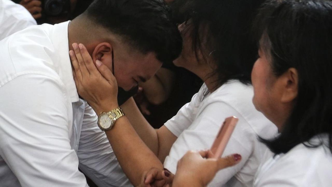 Vonis yang dijatuhkan majelis hakim itu membuat Shane  Lukas tak kuasa menahan tangis di hadapan orang tuanya yang hadir dalam sidang.<br>
