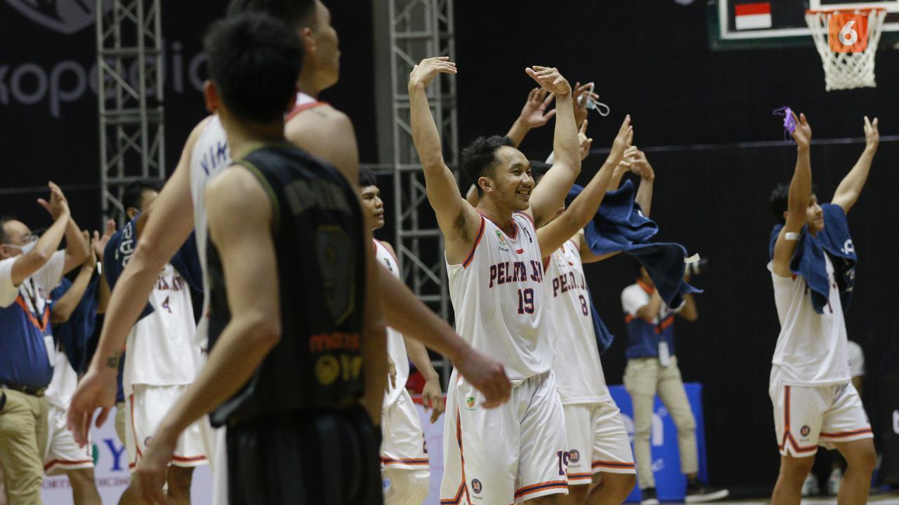 Foto: Comeback di Kuarter keempat, Pelita Jaya Pecundangi West Bandits Solo untuk Sapu Bersih Kemenangan di 4 Laga Awal IBL 2022