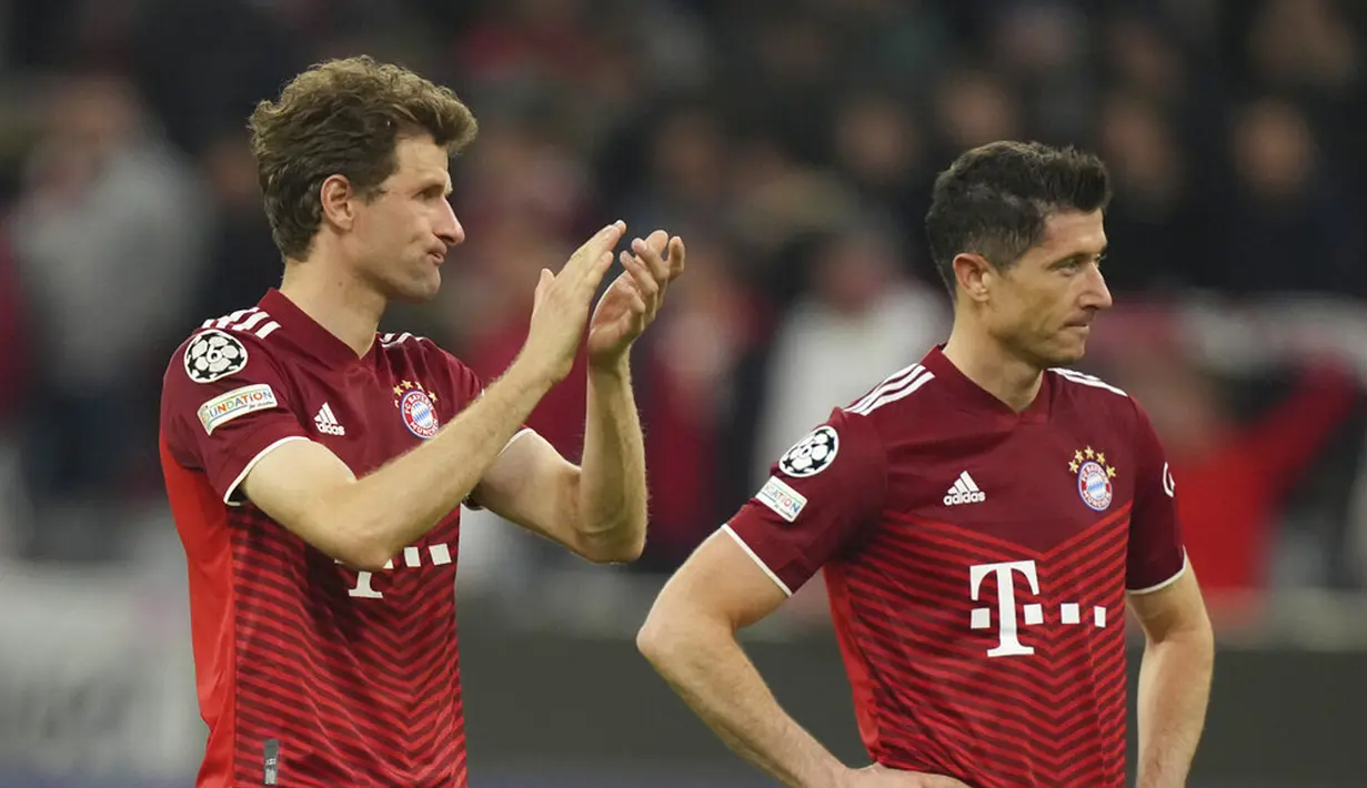 Reaksi pemain Bayern Munchen Thomas Mueller (kiri) dan Robert Lewandowski usai kekalahan pada pertandingan leg kedua perempat final Liga Champions di Allianz Arena, Munich, Jerman, 12 April 2022. Pertandingan berakhir imbang 1-1. (AP Photo/Matthias Schrader)