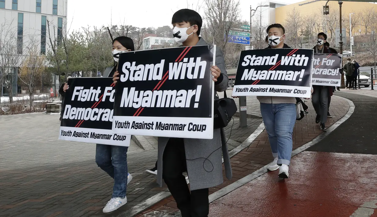 Anggota kelompok pemuda membawa poster berbaris menuju kedutaan Myanmar selama unjuk rasa di Seoul, Korea Selatan, Jumat (5/2/2021). Militer Myanmar melakukan kudeta dan Senin 1 Februari dan menahan sejumlah tokoh termasuk Aung San Suu Kyi. (AP Photo/Lee Jin-man)