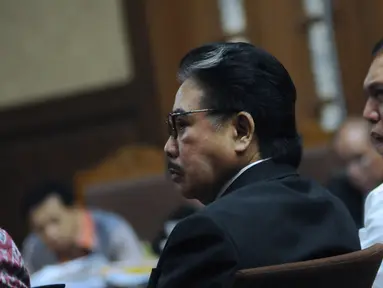 Pengacara Hotma Sitompul (kiri) dan Ketua Komisi II DPR RI 2009-2014, Chairuman Harahap menjadi saksi sidang lanjutan dugaan korupsi proyek e-KTP dengan terdakwa, Setya Novanto di Pengadilan Tipikor, Jakarta, Kamis (1/2). (Liputan6.com/Helmi Fithriansyah)