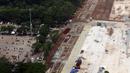 Suasana proyek revitalisasi Taman Sisi Selatan Monumen Nasional dilihat dari ketinggian, Jakarta, Minggu (19/1/2020). Proses revitalisasi kawasan Monas menggunakan skema multi-years dalam waktu tiga tahun dari 2019 hingga 2021. (Liputan6.com/Helmi Fithriansyah)