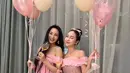 Gaya ini merepresentasikan tren coquette, yang mengedepankan estetika feminin, vintage, dan detail manis seperti pita, renda, serta warna pastel. [@jessica.syj].