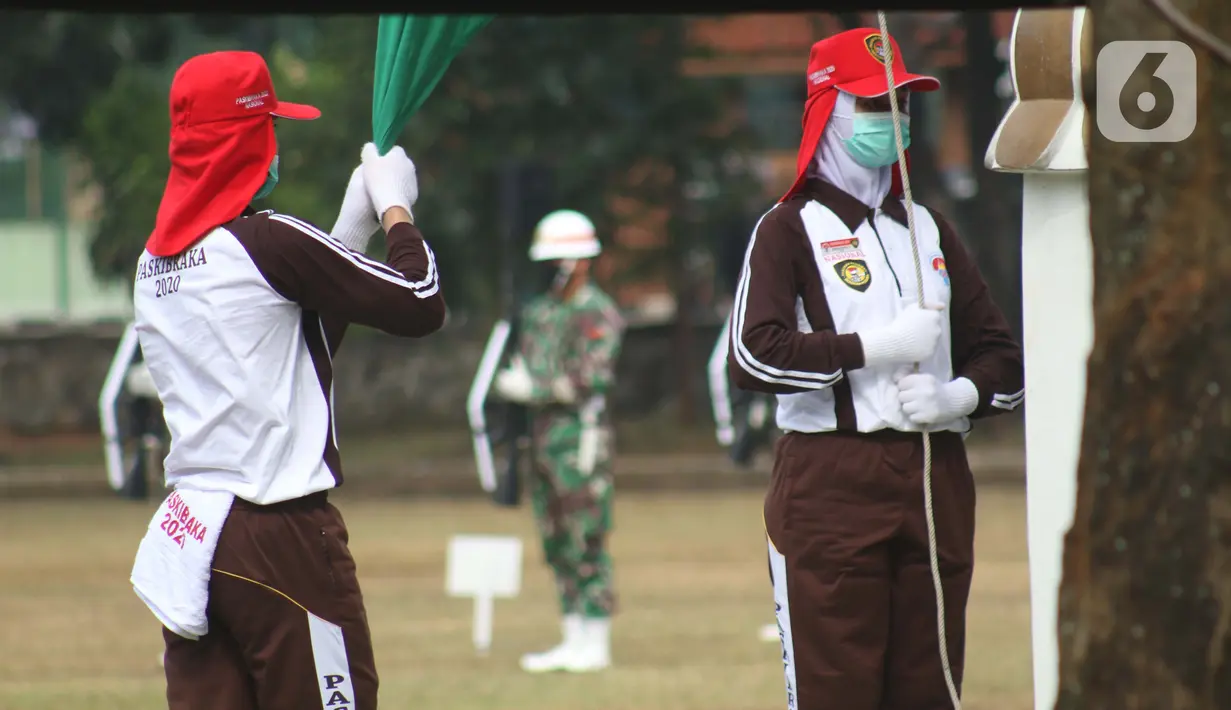 Anggota Pasukan Pengibar Bendera Pusaka (Paskibraka) melakukan saat latihan di Lapangan PP-PON, Jakarta, Selasa (11/8/2020). Latihan ini persiapan jelang pelaksanaan Upacara Peringatan 75 tahun Kemerdekaan Indonesia di Istana Negara, Jakarta. (Liputan6.com/Helmi Fithriansyah)