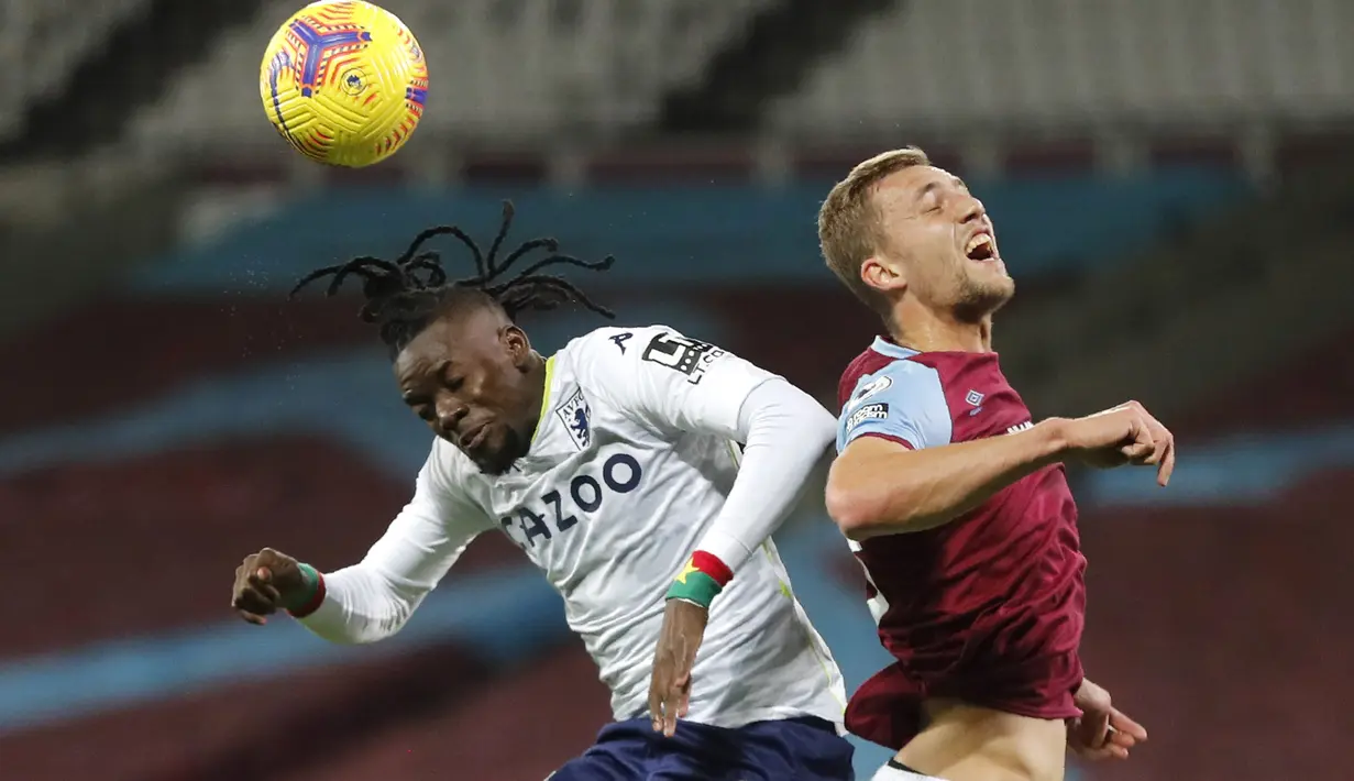 Bek Aston Villa, Ezri Konsa Ngoyo (kiri) berebut bola dengan gelandang West Ham, Tomas Soucek pada pekan 10 Liga Inggris 2020-2021 di Stadium of London, Selasa (1/12/2020) dini hari WIB. West Ham secara dramatis berhasil mengalahkan Aston Villa dengan skor akhir 2-1. (AP Photo/Frank Augstein, Pool)