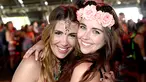  Senyum manis dua wanita saat menghadiri hari pertama Coachella Valley Music and Arts Festival 2016 di Empire Polo Club, Indio, California (15/4). Festival Coachella ini sudah ada sejak 1999. (AFP/Michael Tullberg)